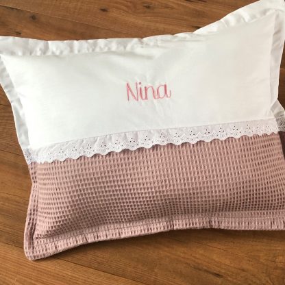 KUSSENTJE met naam - Broderie kantje