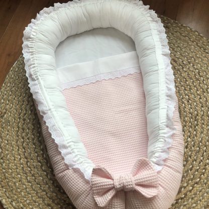 CUSTOM MADE babynestje van wafelstofjes en broderie kantje