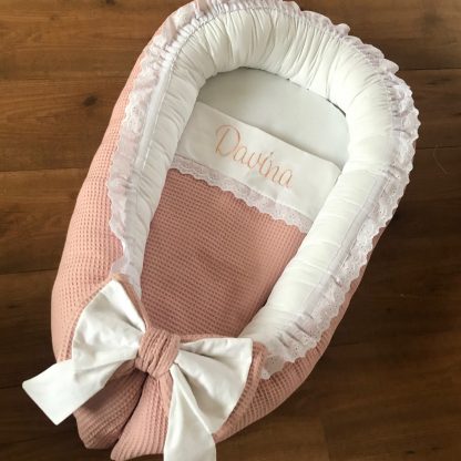CUSTOM MADE babynestje van wafelstofjes, broderie kantje en XXL strik