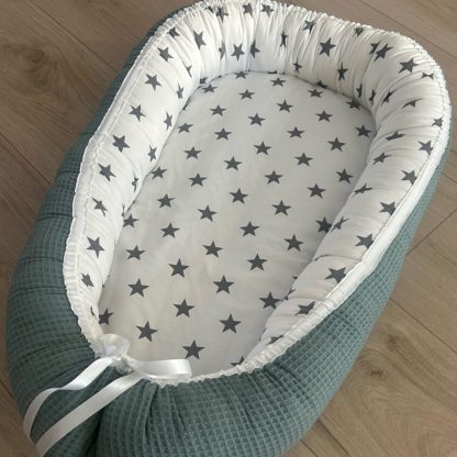 DIRECT OP VOORRAAD - babynestje wafelstofje Sapphire green en grijze sterren