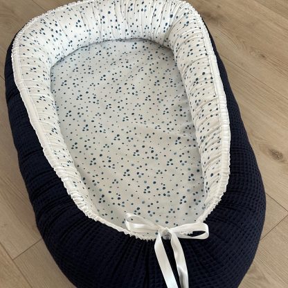 DIRECT OP VOORRAAD - babynestje Donkerblauw wafelstofje en blauwe confettidots printje