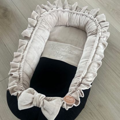 CUSTOM MADE Babynestje met roezels in BEIGE velvet en zwart buitenzijnde