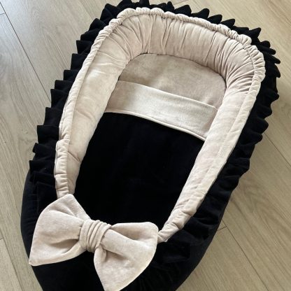 CUSTOM MADE Babynestje met roezels in ZWART velvet - kleur binnenzijde naar keuze