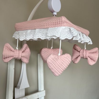 Boxmobiel broderie -  3 hartjes, 2 strikjes