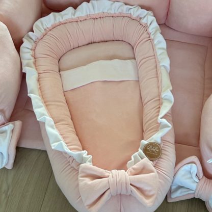 CUSTOM MADE babynestje VELVET kleur naar keuze en WITTE ROEZELS
