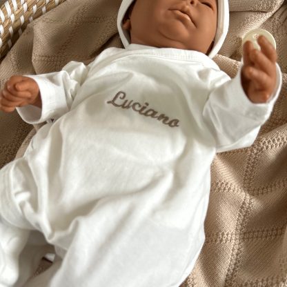 DeLuxe 2 delig gepersonaliseerd jongens overslagpakje wit - Afbeelding 2