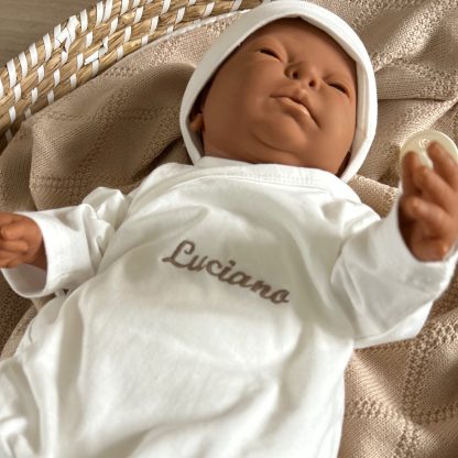 DeLuxe 2 delig gepersonaliseerd jongens overslagpakje wit