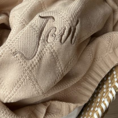 DeLuxe gebreiden dekentje BEIGE of OURDOZE gepersonaliseerd