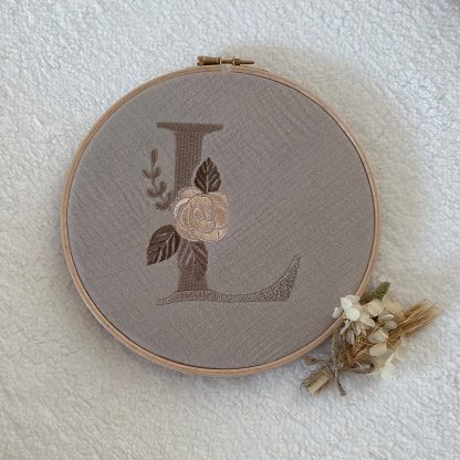 Borduurring mousseline beige monogram bloem
