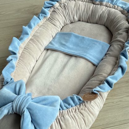 CUSTOM MADE babynestje VELVET BEIGE en LICHTBLAUW ROEZELS