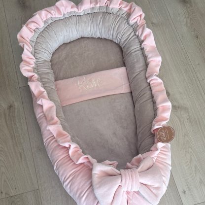 CUSTOM MADE babynestje ROSE in VELVET BABYROZE en BEIGE velvet binnenkant