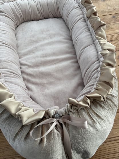 CUSTOM MADE babynestje Goud croco en Velvet beige met satijn goud roezel - Afbeelding 2