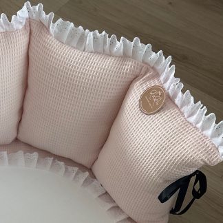 Boxrand  gevuld wafelstof en broderie kantje