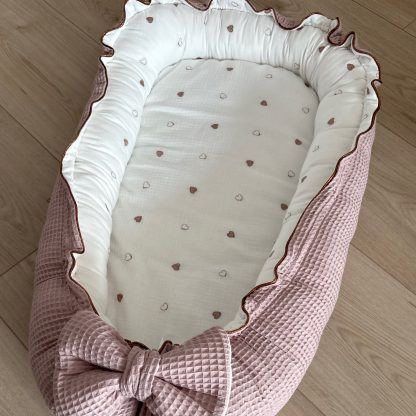 CUSTOM MADE babynestje LUXE in rosé goud/brons hartjes - Afbeelding 3