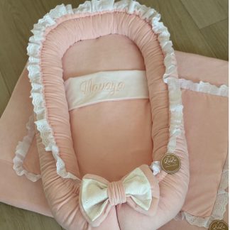 CUSTOM MADE babynestje VELVET kleur naar keuze en BRODERIE ROEZELS