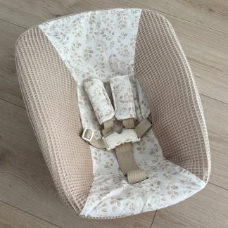 * OP VOORRAAD Stokke newborn tripptrap hoesje beige taupe en beige leaves