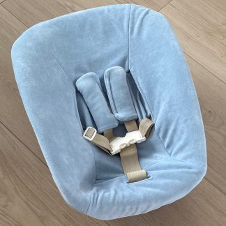 * OP VOORRAAD Stokke newborn tripptrap hoesje lichtblauw velvet