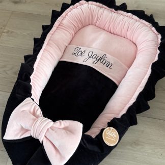 CUSTOM MADE Babynestje met roezels in ZWART/BABYROZE velvet