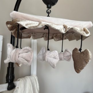 Boxmobiel goug croco en beige velvet 3 strikken en 2 hartjes