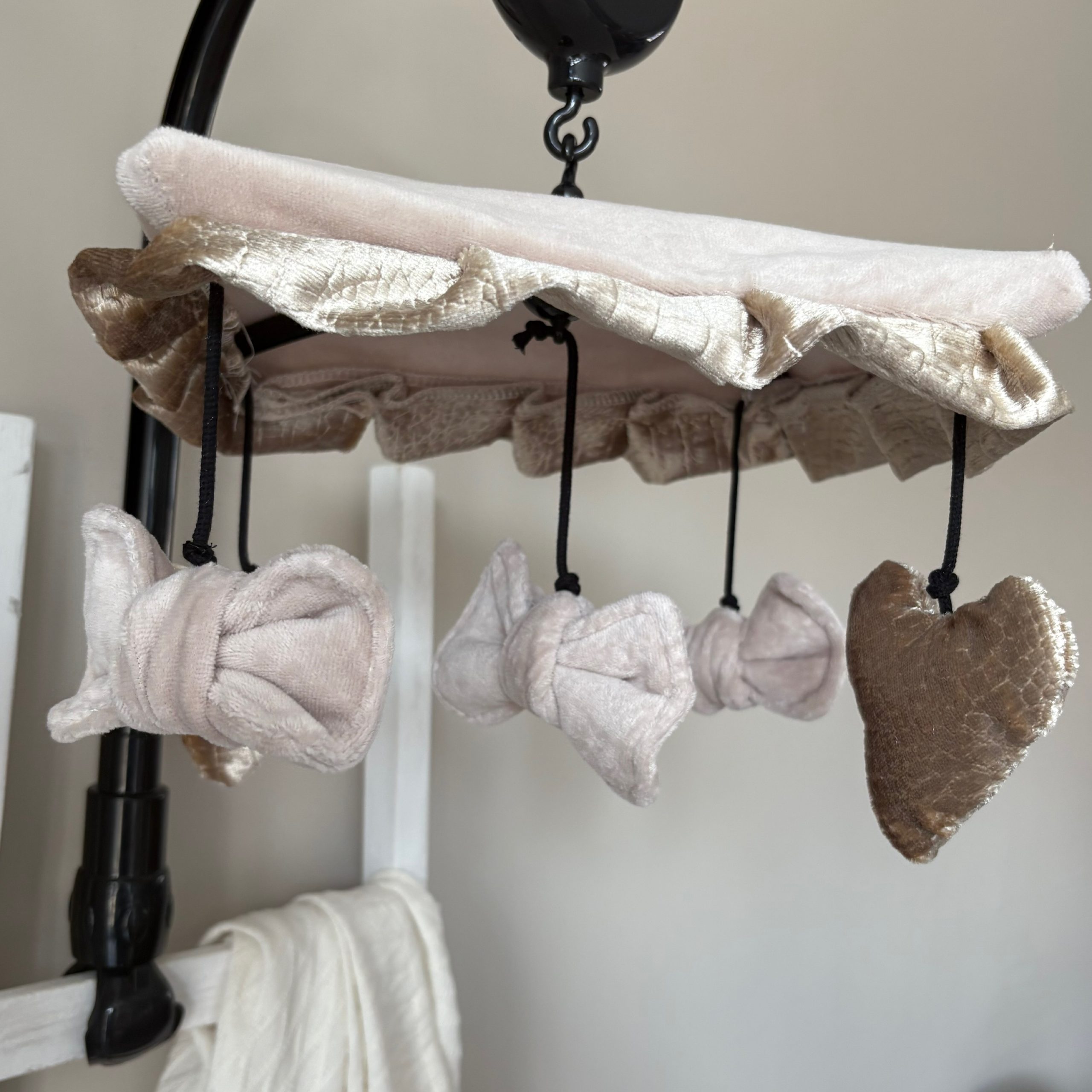 Boxmobiel goug croco en beige velvet 3 strikken en 2 hartjes