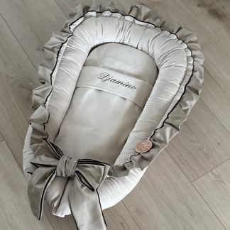 CUSTOM MADE babynestje beige Holland velvet met zwart detail en taupe roezel