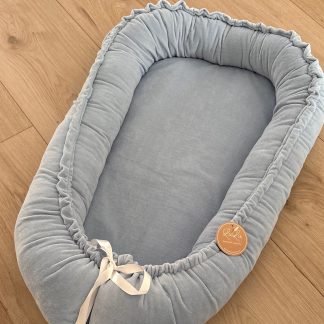 OP VOORRAAD babynestje Nicky velvet lichtblauw