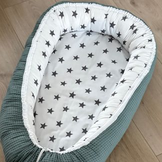 OP VOORRAAD babynestje wafelgroen met grijze sterren