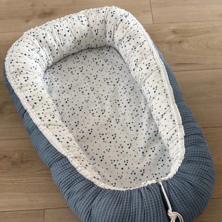 OP VOORRAAD babynestje oudblauw met blauw confetti