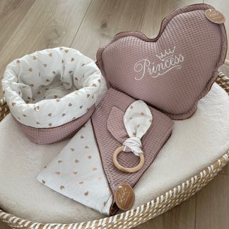 OP VOORRAAD babyset omslagdoek, mandje, konijnenoortjes en een kussenje princess