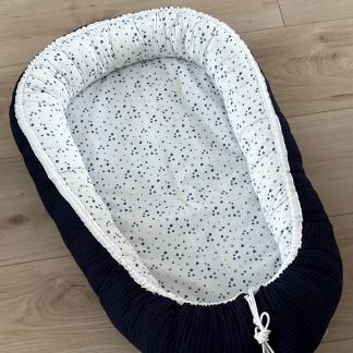 OP VOORRAAD babynestje marineblauw met blauw confetti