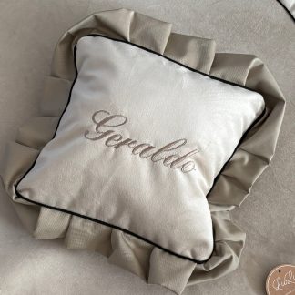 kussentje  - Holland velvet beige met zwart detail en beige roezels