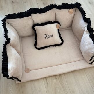 BOXAANKLEDING beige velvet met zwarte roezels BOXSET XANO