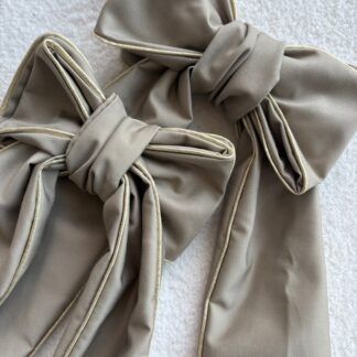 Box / Bedstrik Taupe katoen dubbele strik met goud paspelband detail