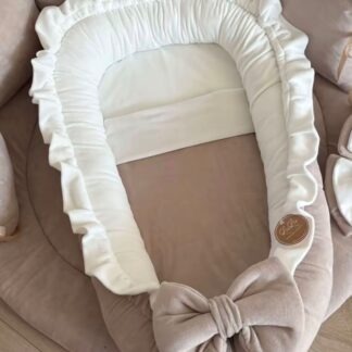 CUSTOM MADE Babynestje Beige met roezels in OFF WHITE velvet