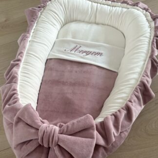 CUSTOM MADE Babynestje met roezels in OUDROZE/OFF WHITE velvet