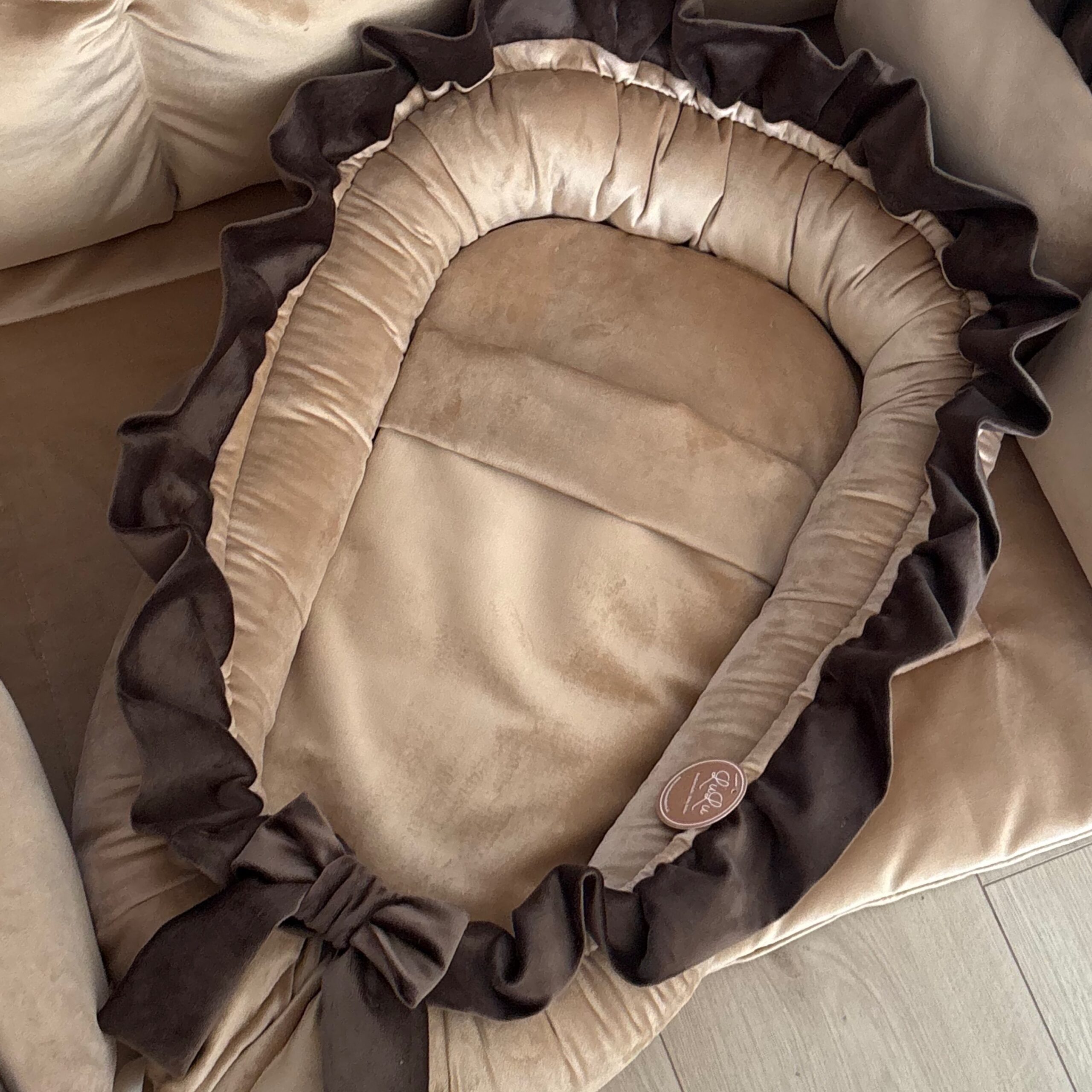 CUSTOM MADE babynestje Camelgoud Holland velvet en bruin roezel
